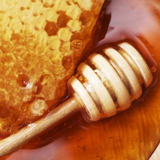 3. تناول العسل