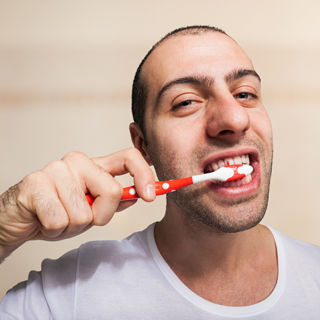 5. تنظيف الأسنان