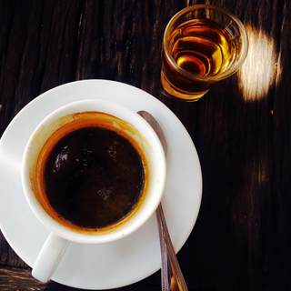 6. تجنب شرب الكحول والكافيين 6. تجنب شرب الكحول والكافيين