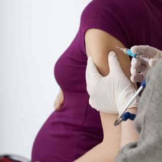 هل يُمكن للنساء الحوامل تلقي اللقاح؟