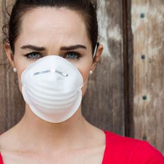 7. وضع كمامة