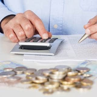 7. الأشخاص المتعلمون يكسبون أكثر