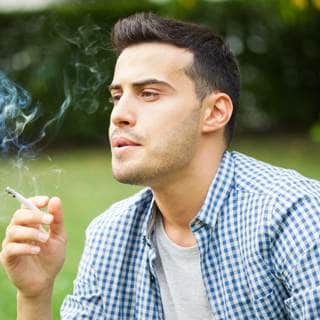 5. التدخين واستنشاق الهواء الملوث