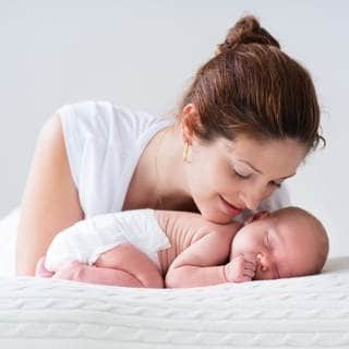 البراز الأول للمولود الجديد ليس له رائحة كريهة