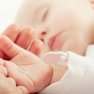 أحيانًا يتوقف الرضع عن التنفس