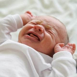 يبكي الأطفال دون دموع، في البداية