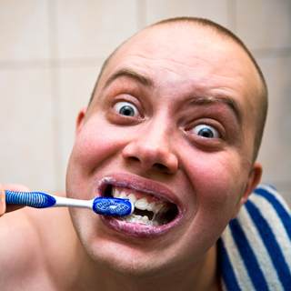 3. فرك الأسنان بقوة