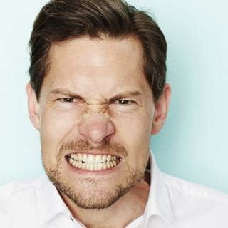 4. الصر على الأسنان