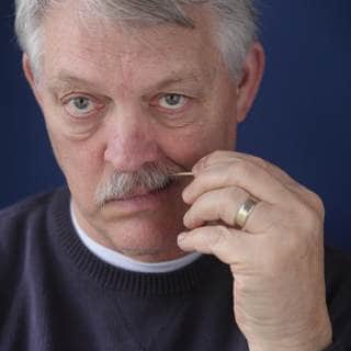 2. تأنى في استخدام عود الأسنان