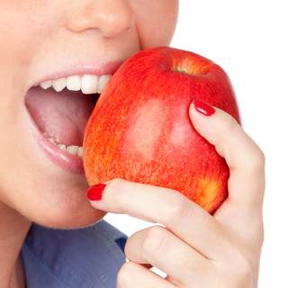 6. أطعمة تلطخ الأسنان