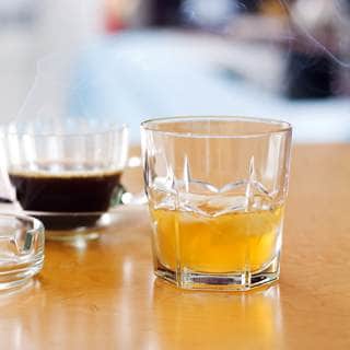 4. تجنب الكافيين والكحول