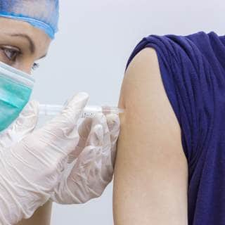 1. تلقي التطعيمات اللازمة