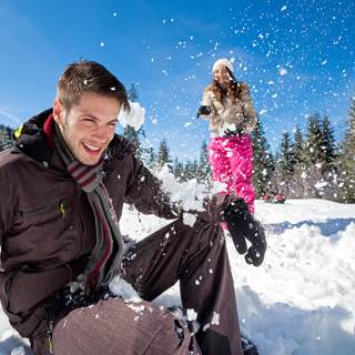 اللعب بالثلج