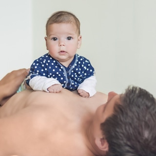 3. شجعيه على قضاء الوقت مع أطفالكم ورعايتهم