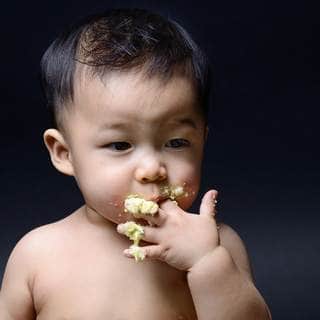 الأكل بيديه