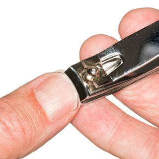 5. قص الأظافر