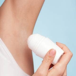 7. استخدام مزيلات العرق والعطور