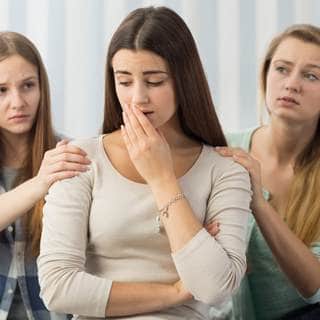 5. لابنتي صديقات يؤثرن عليها سلبًا