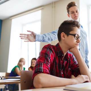 6. ابني عدواني في المدرسة والبيت