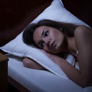 1. استرح في الظلام بغرفة هادئة