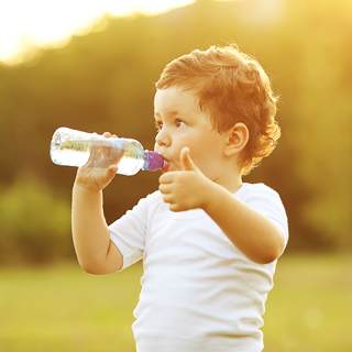 1. الإكثار من شرب السوائل 1. الإكثار من شرب السوائل