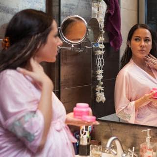 1. جمال الوجه وشحوبه