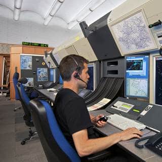 1. مراقب الحركة الجوية