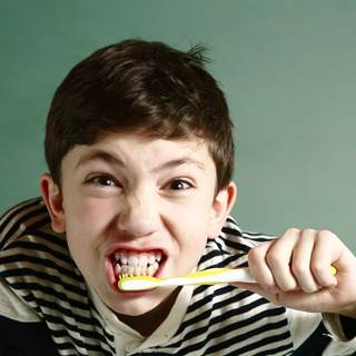 3. فرك الأسنان بقوة