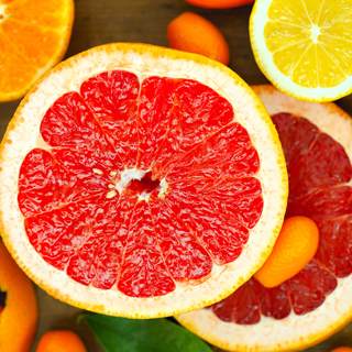 2. الأطعمة والمشروبات عالية الحموضة