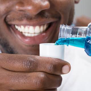 5. الإكثار من استخدام غسول الفم