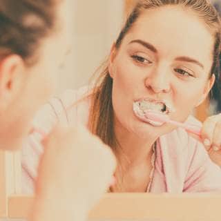 6. فرك الأسنان بقوة مفرطة