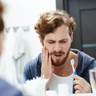 2. فرك الأسنان بطريقة صحيحة