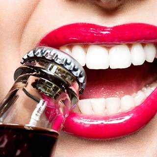 1. فتح الزجاجة بالأسنان