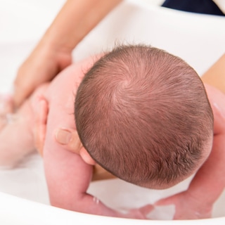 كم مرة يجب أن يستحم طفلي؟