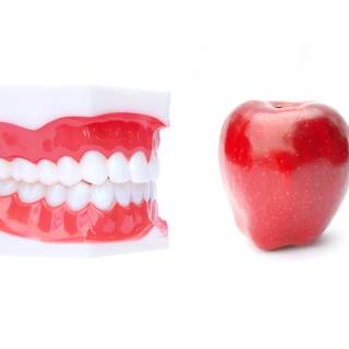 1. تناول الأطعمة التي تحمي المينا