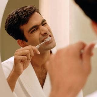 3. تجنب الإفراط في فرك الأسنان