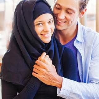 تبادل القبل والعناق