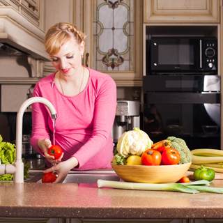 3. غسل الفواكه والخضار قبل الأكل فقط