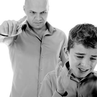 2. تجنب التوبيخ والإحراج أمام الآخرين