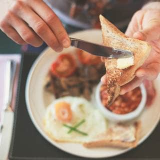 1. تناول وجبة إفطار مشبعة