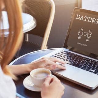 8. التعرف على شخص عبر الإنترنت