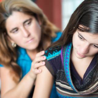 5. والديك يعاملانك على أنك طفلة