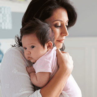 معانقة الطفل واحتضانه