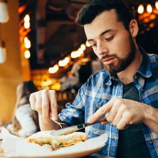 2. تنتظر كثيرًا حتى تتناول الطعام