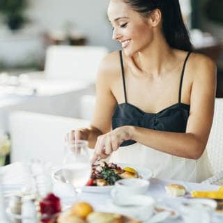 3. تتناول الطعام في الخارج في الكثير من الأحيان 