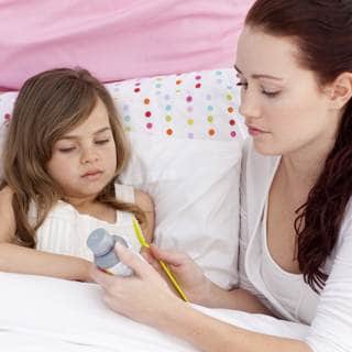 1. وضحي للطفل أهمية تناول الدواء