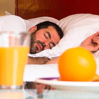 أطعمة تُؤثر على نومك