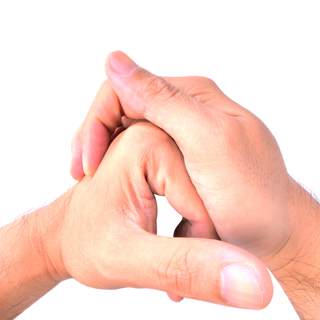 1. طقطقة الأصابع