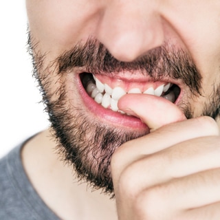 2. قضم الأظافر