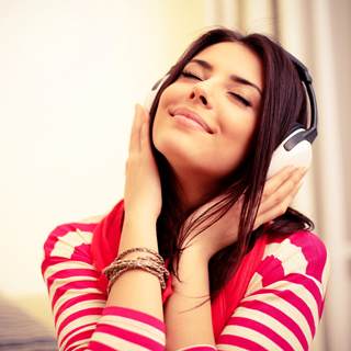 4. الاستماع للموسيقى بصوت عالٍ